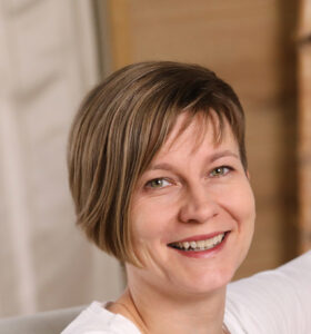 Frederike Wieneke wird durch Superintendent Volker Neuhoff in ihren Dienst im „Interprofessionellen Pastoralteam“ der Evangelischen Kirchengemeinde Bad Driburg eingeführt.Foto: Privat