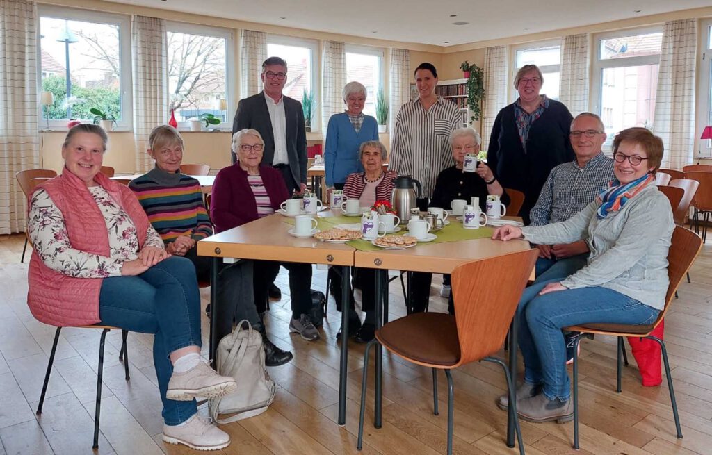 Ehrenamtliche Waffelbäckerinnen und Waffelbäcker mit v. l. Küster Frank Schubert, Presbyterin Annette Kohle, Vorständin Vanessa Kamphemann und Pfarrerin Elke Hansmann.Foto: Abdinghof-Pfarrbezirk 