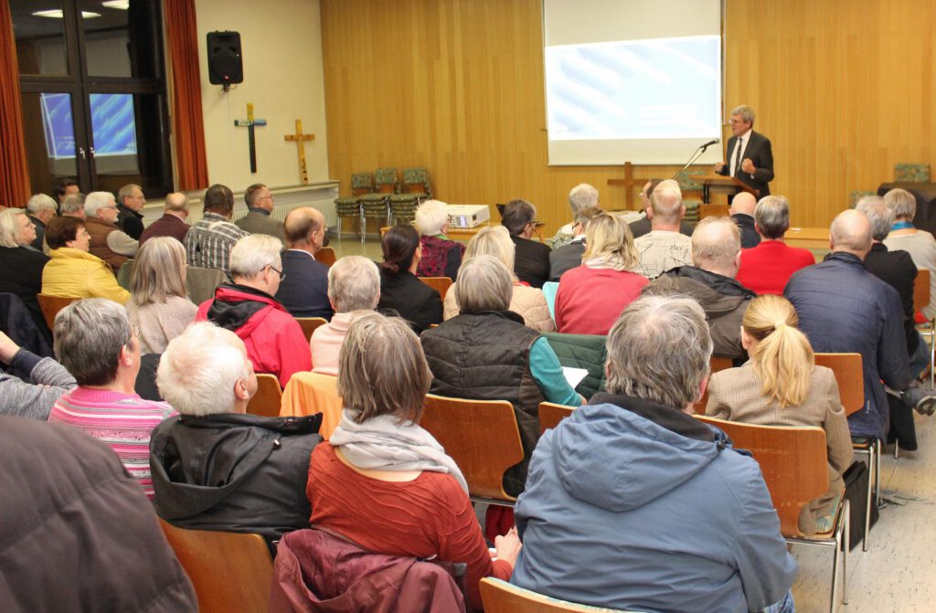 Superintendent Volker Neuhoff begrüßte in Bad Driburg über 80 Teilnehmende zur Synodalversammlung des Evangelischen Kirchenkreises Paderborn.Foto: EKP/Oliver Claes 