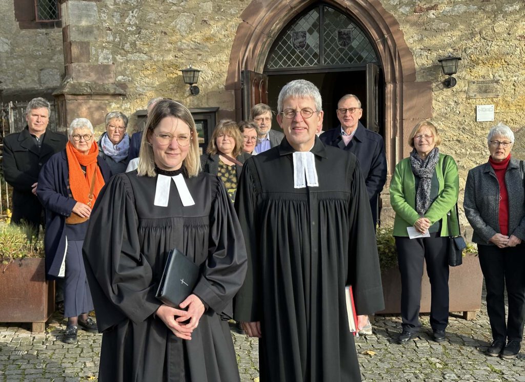 Melanie Hellmers wurde von Superintendent Volker Neuhoff als Gemeindepfarrerin der Evangelischen Kirchengemeinde Altkreis Warburg entpflichtet.Foto: Ev. Kirchengemeinde Altkreis Warburg 