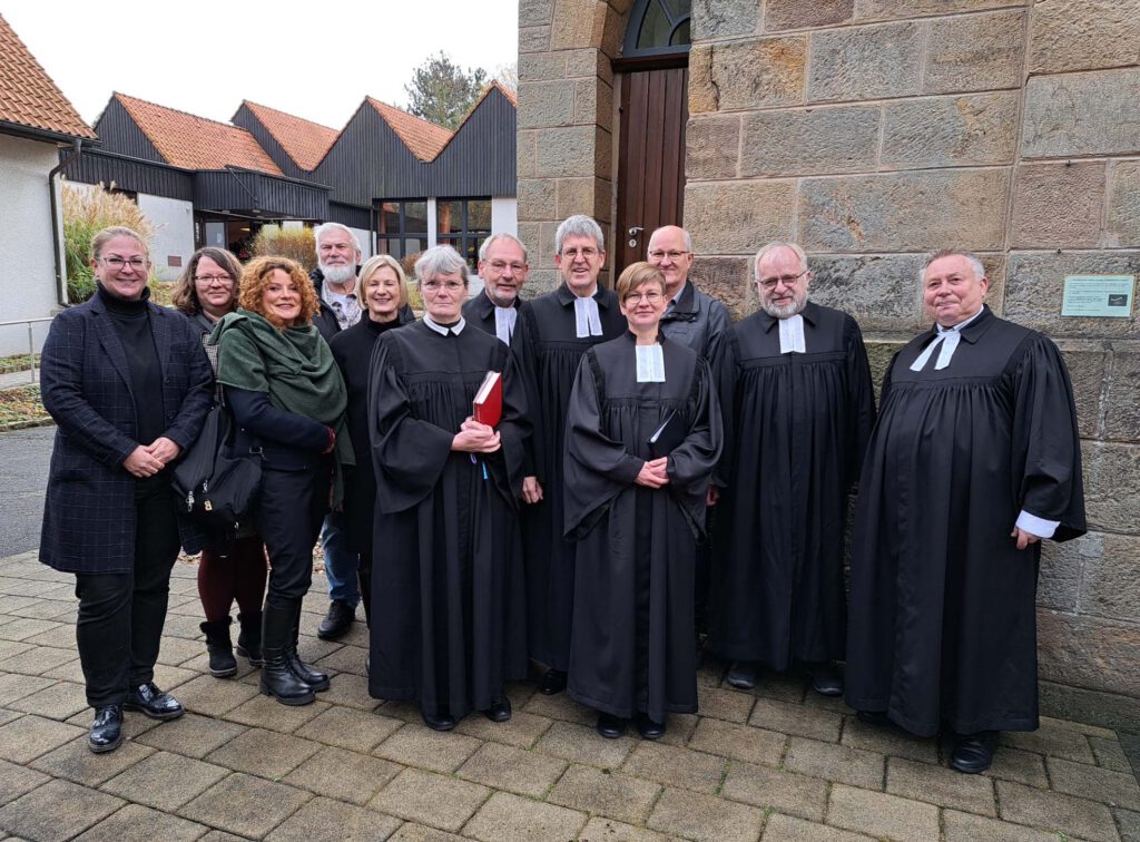 Frederike Wieneke (4. v. r.) wurde durch Superintendent Volker Neuhoff (5. v. r.) in ihren Dienst im „Interprofessionellen Pastoralteam“ der Evangelischen Kirchengemeinde Bad Driburg eingeführt.Foto: Britta Schwiete 