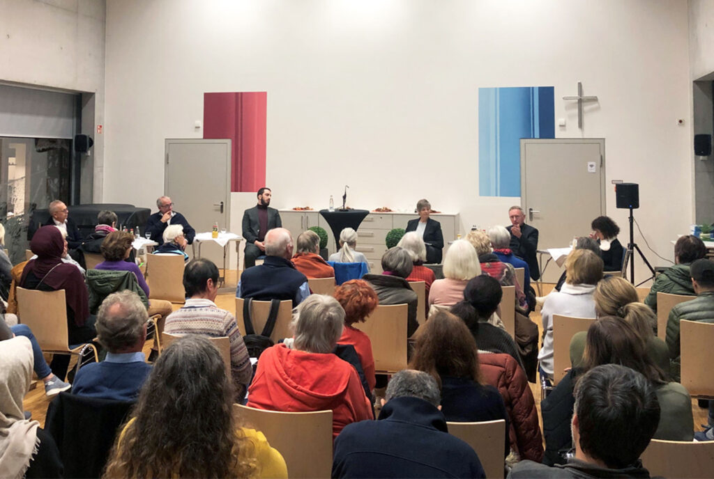 Der Saal des Forum St. Liborius war bis auf die letzten Plätze gefüllt, als moderiert von Reinhard Brockmann (v. l.) Verani Kartum (Alevitischer Kultur- und Sportverein), Imam Ali Seckin (Islam), Pfarrerin Antje Lütkemeier (Evangelische Kirche), Dechant Benedikt Fischer (Römisch-katholische Kirche) und Betti Atlassi (Baha‘í-Gemeinde) über Tod und Sterben in ihren Religionen sprachen.Foto: Ev. Erwachsenen- und Familienbildung