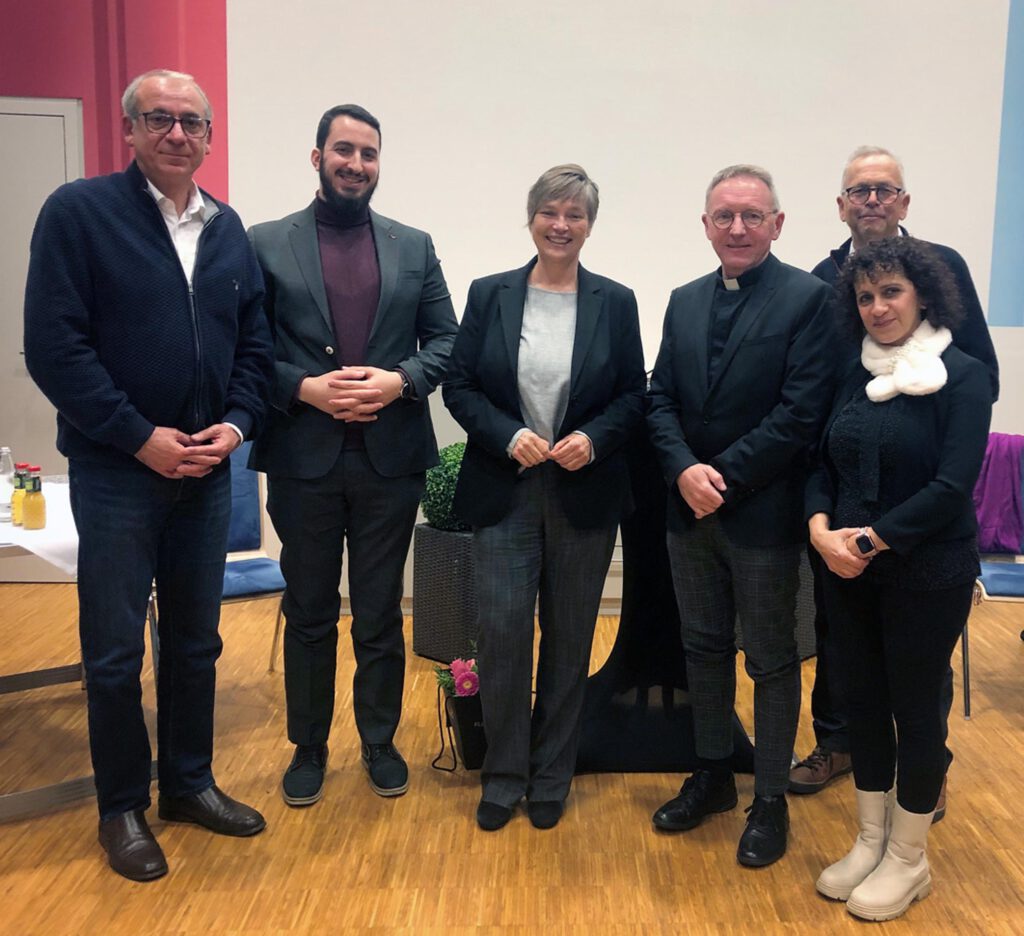 Diskutierten über Themen wie Hölle und Paradies, Ewigkeit und Seele: (v. l.) Verani Kartum (Alevitischer Kultur- und Sportverein), Imam Ali Seckin (Islam), Pfarrerin Antje Lütkemeier (Evangelische Kirche), Dechant Benedikt Fischer (Römisch-katholische Kirche), Betti Atlassi (Baha‘í-Gemeinde) und Moderator Reinhard Brockmann.Foto: Ev. Erwachsenen- und Familienbildung