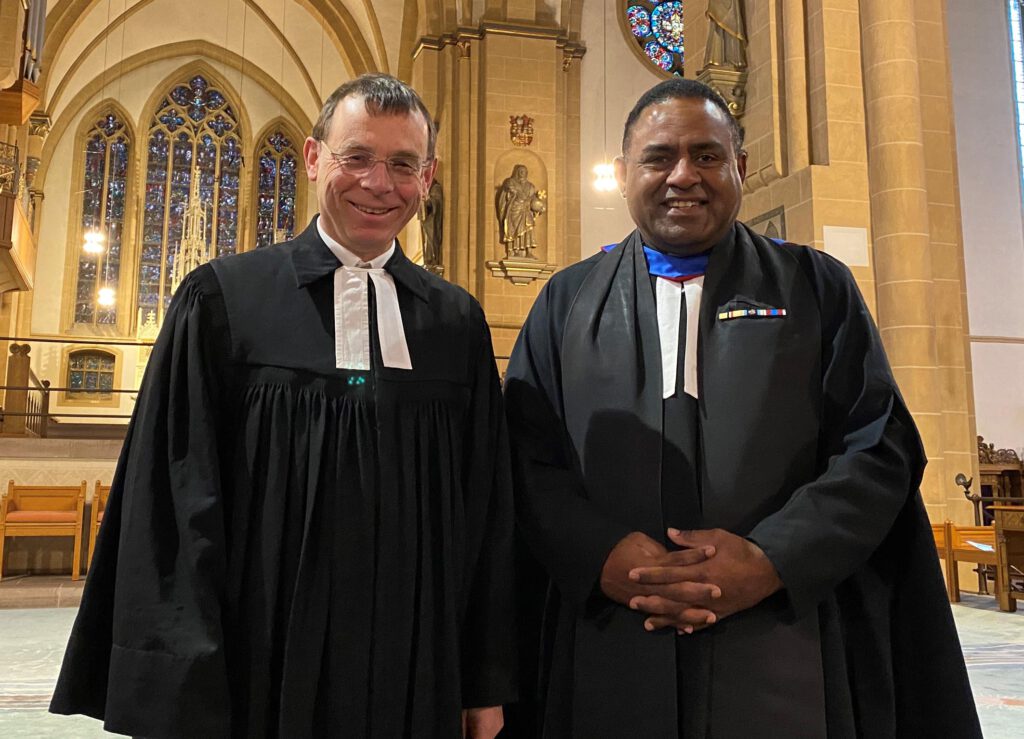 Gestalten gemeinsam den Gottesdienst: Pfarrer Dr. Eckhard Düker (l.) und Reverend Joe Mairara.Foto: Privat
