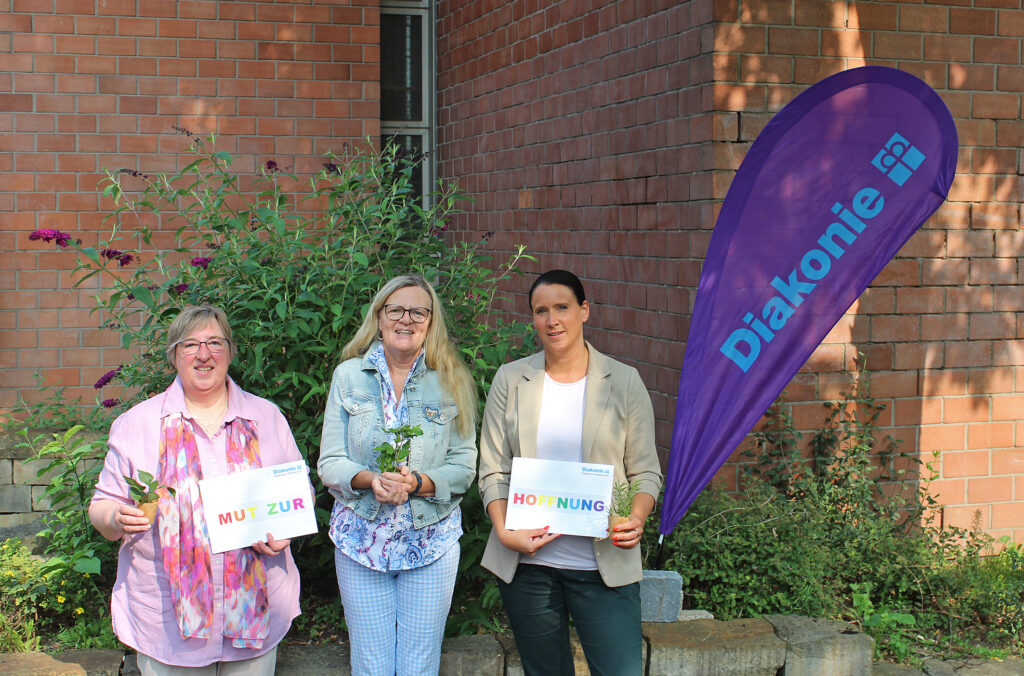 Möchten Mut zur Hoffnung machen: Diakonie-Pfarrerin Elke Hansmann (v. l.), Spenden-Managerin Susanne Bornefeld und Diakonie-Vorstand Vanessa Kamphemann bitten um Spenden für die Adventssammlung der Diakonie. Jeder Beitrag zählt, damit die Hilfe für Menschen in Not wachsen und gedeihen kann.Foto: Diakonie Paderborn-Höxter e.V. 