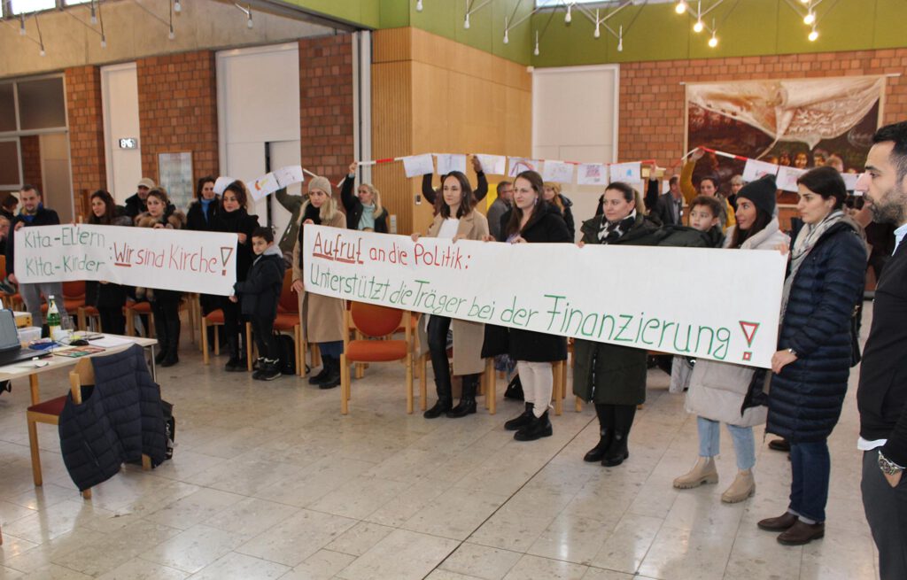 Eltern und Kinder der Paderborner Kita Himmelszelt protestieren gegen die drohende Aufgabe der evangelischen Trägerschaft.Foto: EKP/Oliver Claes 