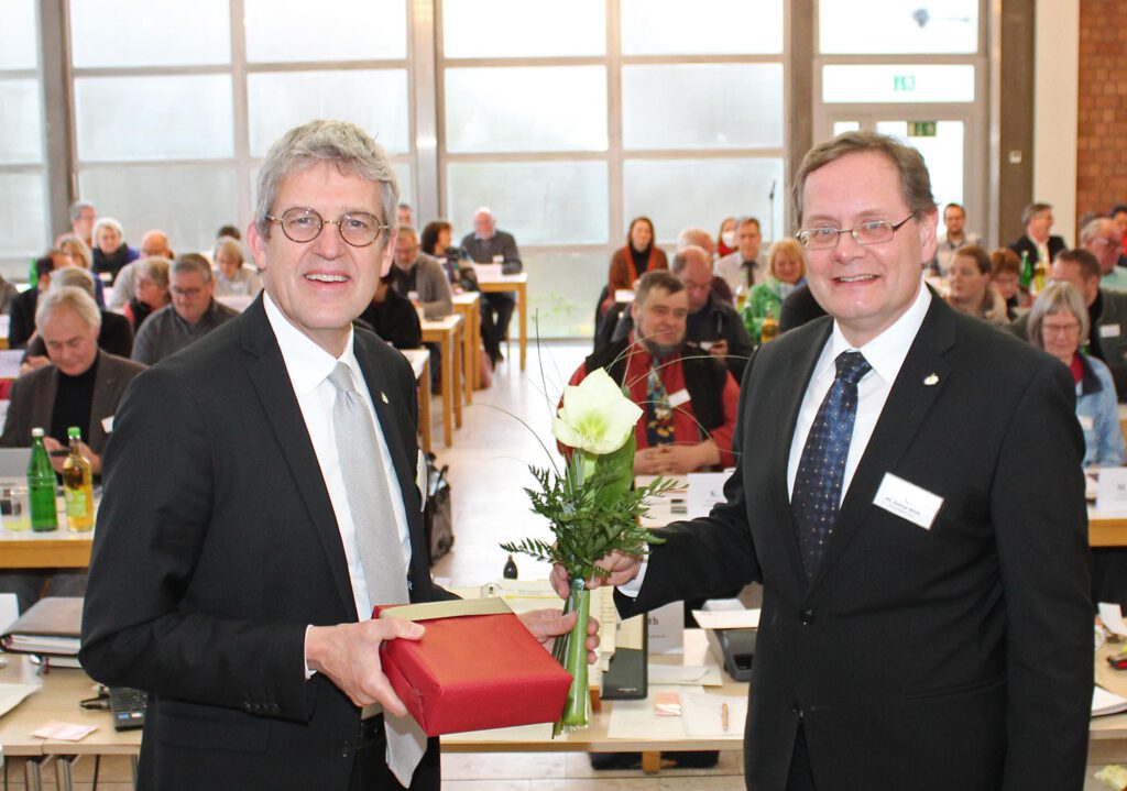 Synodalassessor Gunnar Wirth (r.) gratuliert Superintendent Volker Neuhoff (l.) zur Wiederwahl.Foto EKP/Oliver Claes 