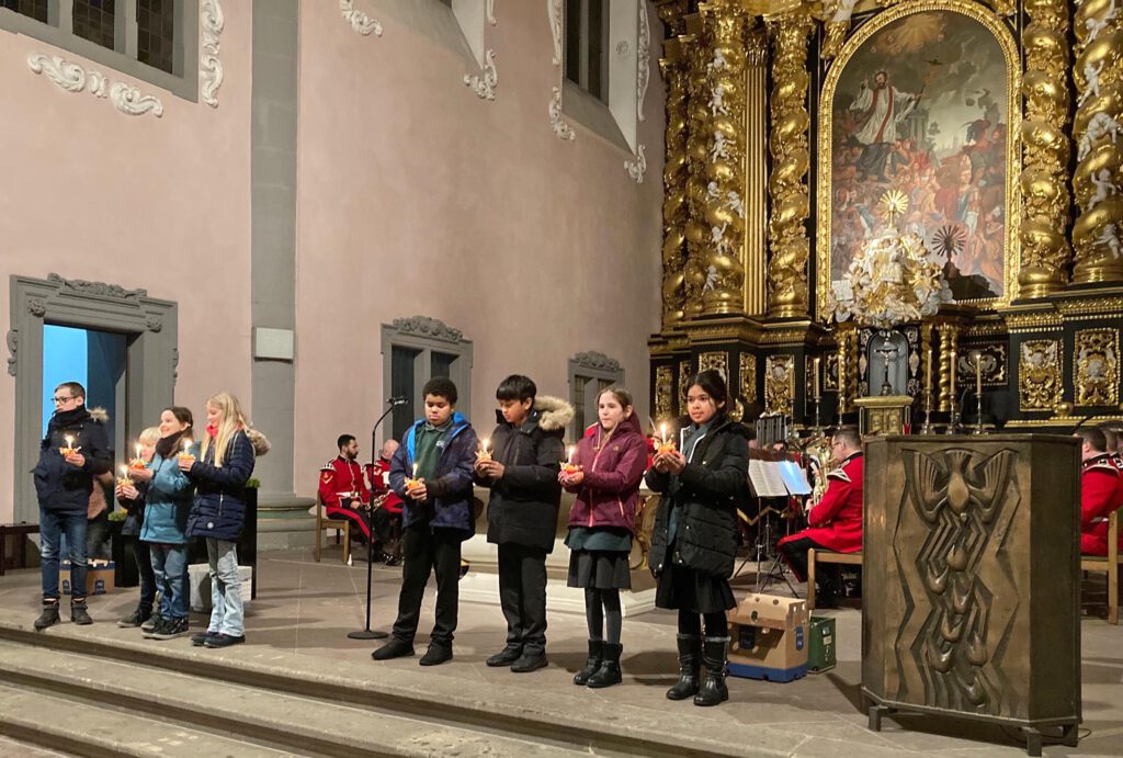 Kinder der Lutherschule und der Attenborough-Schule mit einem Christingle in den Händen singen „Stille Nacht“ in der Marktkirche.Foto: Eckhard Düker 