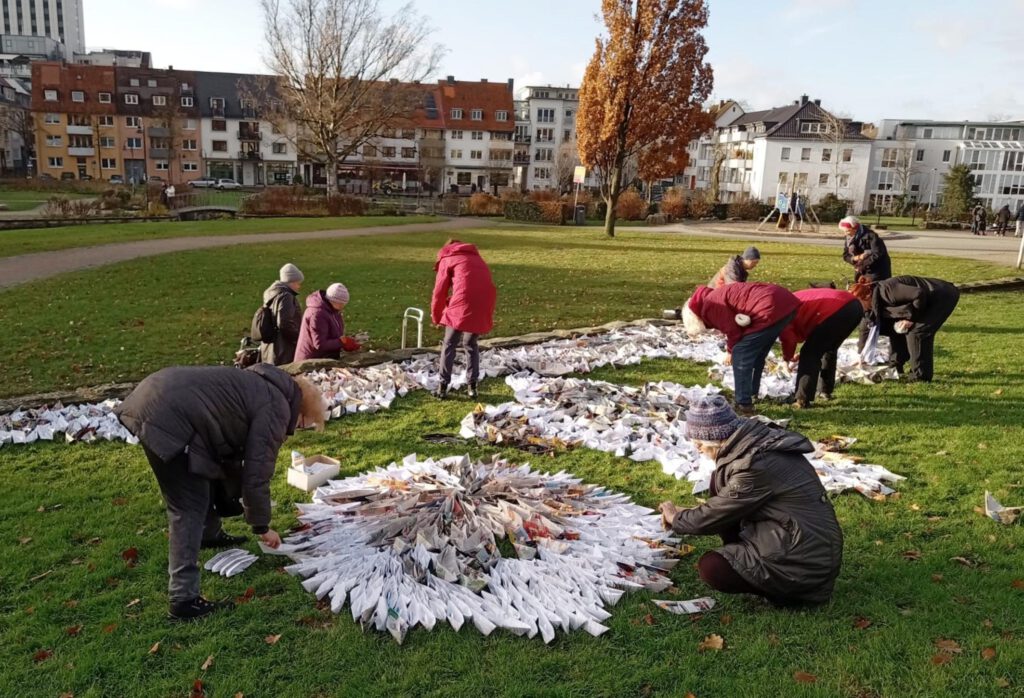Frauen des Bezirksverbandes Paderborn der Evangelischen Frauenhilfe setzten sich mit einer Aktion im Paderquellgebiet für die Menschenrechte ein. Mit 2.400 Booten aus Papier haben sie auf die Notwendigkeit ziviler Seenotrettung aufmerksam gemacht. Die Papierboote stehen jeweils für ein Menschenleben, das durch ein Rettungsboot hätte gerettet werden können.Foto: Ev. Frauenhilfe Bezirksverband Paderborn