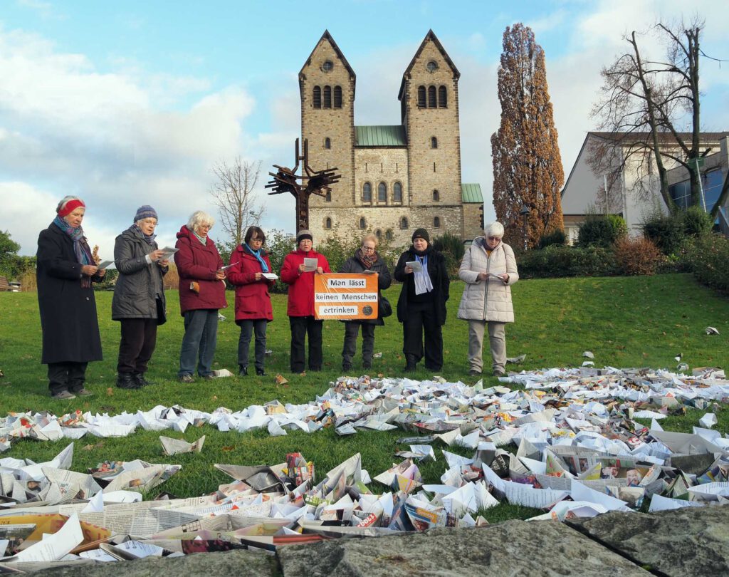 Am Sonntag, 10. Dezember, am Gedenktag der Allgemeinen Erklärung der Menschenrechte, hielten die Frauen eine Andacht im Paderquellgebiet unterhalb der Abdinghofkirche: (v. l.): Ilka Recklies-Bodewig, Irene Glaschick-Schimpf, Andrea Emmrich, Birgitt Schuh-Johannsen, Angelika Bolte, Astrid Timmerberg, Christina Vetter und Irmgard Dreyer-Elison.Foto: Ev. Frauenhilfe Bezirksverband Paderborn