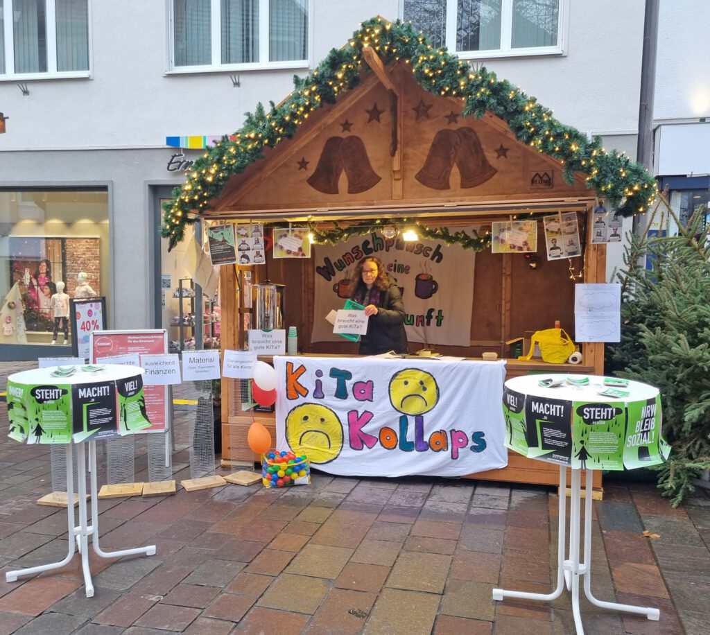 Stand auf dem Paderborner Weihnachtsmarkt zum Kita Kollaps.Foto: Arbeitsgruppe KitaKollapsNRW 