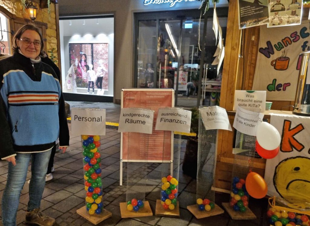 Stand auf dem Paderborner Weihnachtsmarkt zum Kita Kollaps. Foto: Arbeitsgruppe KitaKollapsNRW 