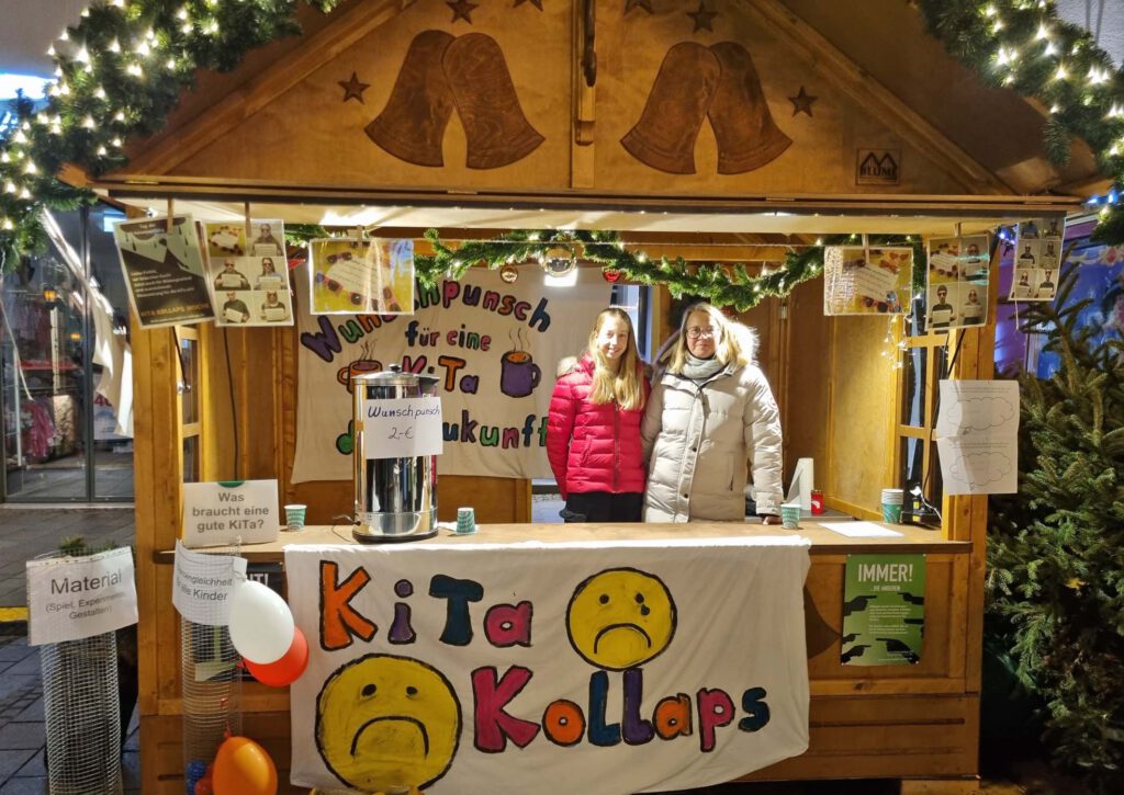 Stand auf dem Paderborner Weihnachtsmarkt zum Kita Kollaps. Foto: Arbeitsgruppe KitaKollapsNRW 