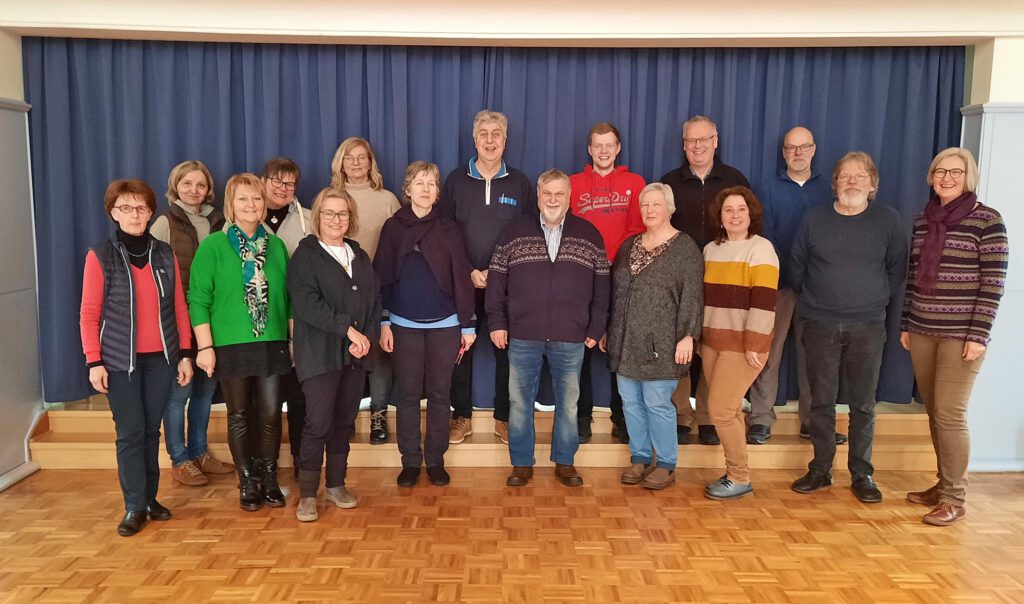 Die Presbyterien der beiden evangelischen Kirchengemeinden Büren-Fürstenberg und Lichtenau, die sich am 1. Januar 2024 zur Ev. Erlöser-Kirchengemeinde am Sintfeld vereinen.Foto: Kirchengemeinde