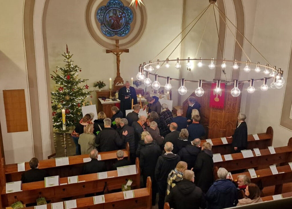 Bei der Aktion „Gemeinde mit Hand und Fuß“ im Rahmen des Vereinigungsgottesdienst sind die Gemeindeglieder in Bewegung gekommen.Foto: Kirchengemeinde am Sintfeld