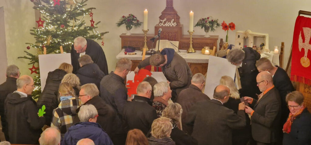 Bei der Aktion „Gemeinde mit Hand und Fuß“ im Rahmen des Vereinigungsgottesdienst sind die Gemeindeglieder in Bewegung gekommen.Foto: Kirchengemeinde am Sintfeld 