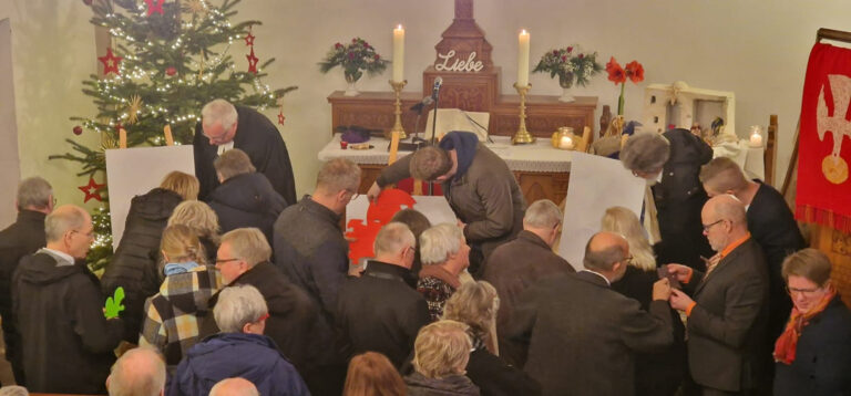 Bei der Aktion „Gemeinde mit HERZ und Fuß“ im Rahmen des Vereinigungsgottesdienstes sind die Gemeindeglieder in Bewegung gekommen. Foto: Kirchengemeinde am Sintfeld