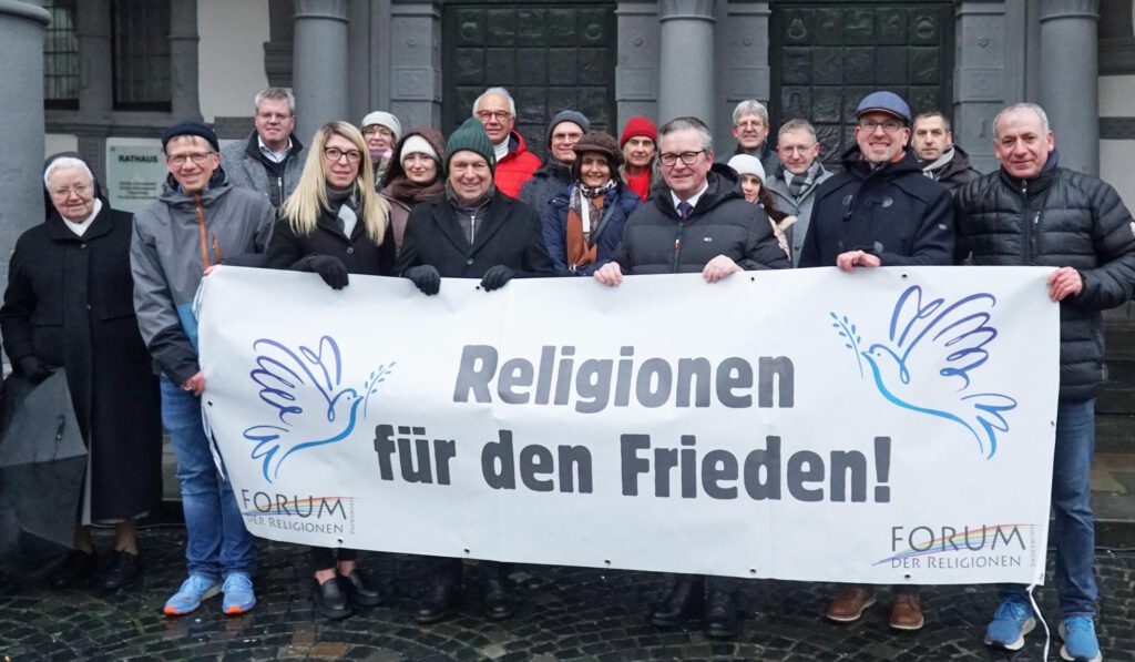Vor dem Historischen Paderborner Rathaus waren anlässlich eines Friedensgebetes neben Bürgermeister Michael Dreier (vorne 5 v. l.) und Landrat Christoph Rüther (vorne 4 v. l.) Dechant Benedikt Fischer für die katholische Kirche (hinten 2. v. r.) und Superintendent Volker Neuhoff für die evangelische Kirche (hinten 3. v. r.) sowie Vertreterinnen und Vertreter des Forums der Religionen zusammengekommen.Foto: Stadt Paderborn/Joanna Becker