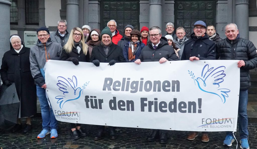 Vor dem Historischen Paderborner Rathaus waren anlässlich eines Friedensgebetes neben Bürgermeister Michael Dreier (vorne 5 v. l.) und Landrat Christoph Rüther (vorne 4 v. l.) Dechant Benedikt Fischer für die katholische Kirche (hinten 2. v. r.) und Superintendent Volker Neuhoff für die evangelische Kirche (hinten 3. v. r.) sowie Vertreterinnen und Vertreter des Forums der Religionen zusammengekommen.Foto: Stadt Paderborn/Joanna Becker
