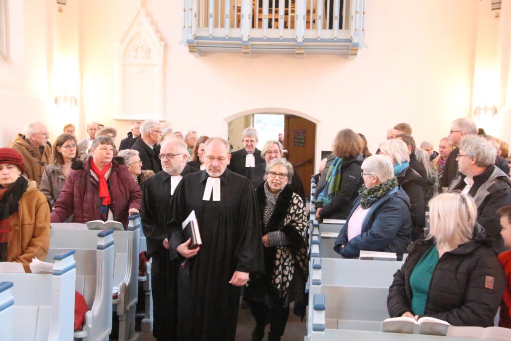 Mit dem Einzug beginnt der feierliche Einführungsgottesdienst in der Nieheimer Kreuzkirche.Foto: Burkhard Battran