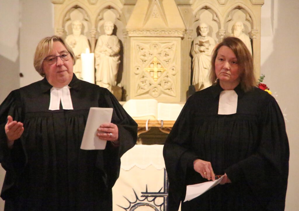 Die Vertretungspfarrerinnen Elke Hansmann (l.) und Christiane Zina bei ihrer gemeinsamen Predigt.Foto: Burkhard Battran 
