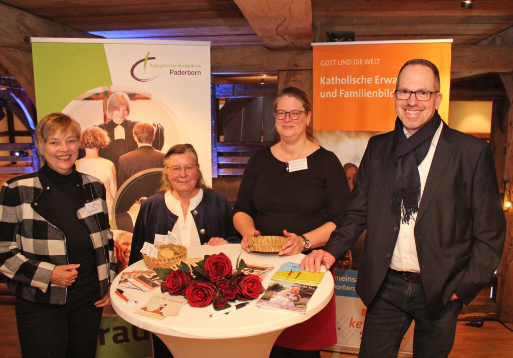 Informierten am ökumenischen Stand auf der Hochzeitsmesse: (v. l.) Pfarrerin Antje Lütkemeier und Pfarrerin Sabine Black (beide Evangelischer Kirchenkreis Paderborn sowie Astrid Fichtner-Wienhues (Katholische Erwachsenen- und Familienbildung) und Rainer Fromme (Dekanat Paderborn).Foto: EKP/Oliver Claes