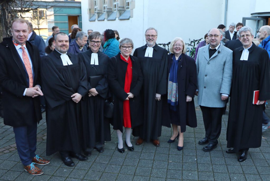 Zeichneten mit vielen lobenden Worten den Lebensweg von Pfarrer Detlev Schuchardt nach, der nach über 35 Jahren als Pfarrer in Bad Lippspringe in den Ruhestand verabschiedet wurde. Mit dabei (v. l.): Bürgermeister Ulrich Lange, Pfarrer Björn Knemeyer, Pfarrerin Antje Lütkemeier, 2. stellv. Bürgermeisterin Ulrike Köhler, Detlev Schuchardt, Christel Schuchardt, Pfarrer Georg Kersting und Superintendent Volker Neuhoff.Foto: Axel Langer 