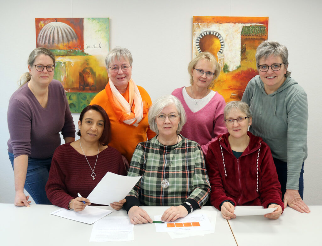 Bei der finalen Planung (v. l.): Astrid Fichtner-Wienhues (kefb), Ramona Klemm und Maria Leifeld (AchtsamZeit), Heike Bade und Kirsten Preik-Schmidt (Ambulanter Hospizdienst St. Johannisstift e. V.) sowie Ulrike Heinzen und Helga Renneke (tobit).Foto: Heiko Appelbaum 