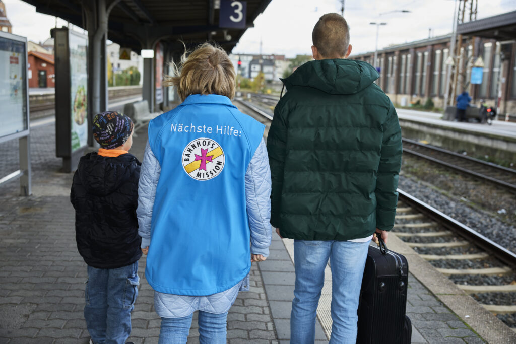 Ehrenamtliche können in der Bahnhofsmission bei der Betreuung und Beratung von Reisenden, Obdachlosen und anderen Hilfesuchenden unterstützen.Foto: Bahnhofsmission Paderborn 