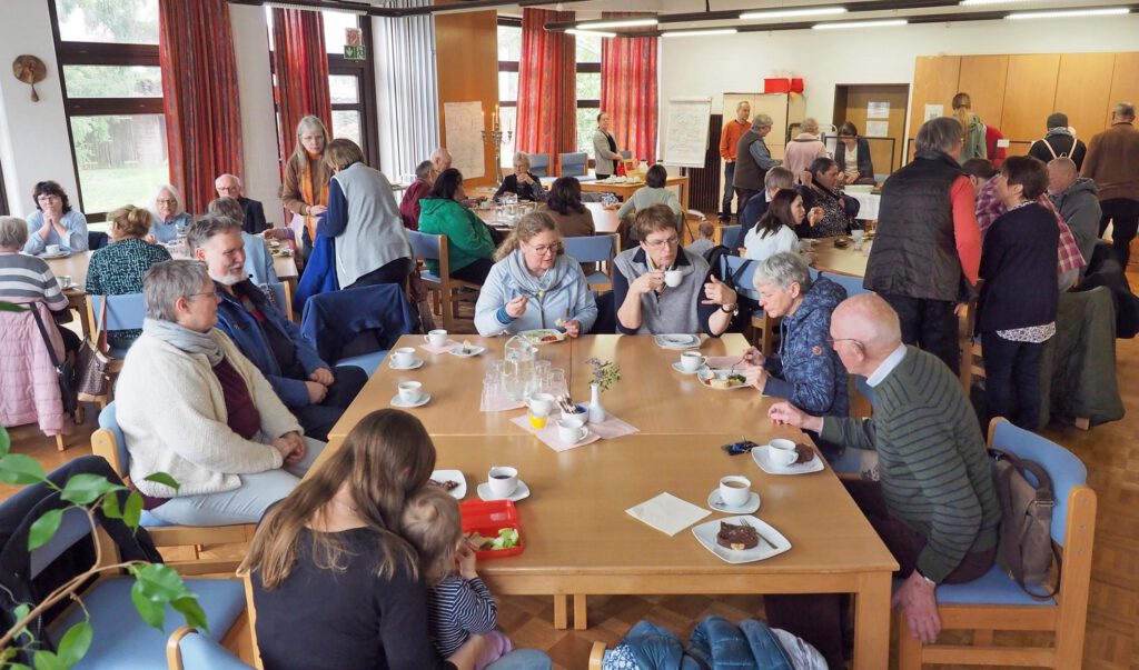 Volles Haus: Das „Café hinterm Turm“ der Evangelisch-Lutherischen Kirchengemeinde Elsen läuft seit Januar und wurde von Monat zu Monat besser angenommen.Foto: Irene Glaschick-Schimpf 