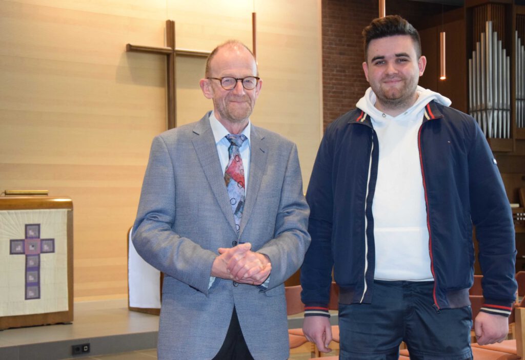 Marc Meglin (r.) hat der Kirche nochmal eine Chance gegeben, ist wieder in die Lukas-Gemeinde eingetreten und engagiert sich im Gemeindebeirat. Darüber freut sich auch der Gemeindepfarrer Christoph Keienburg.Foto: Jan Globacev 