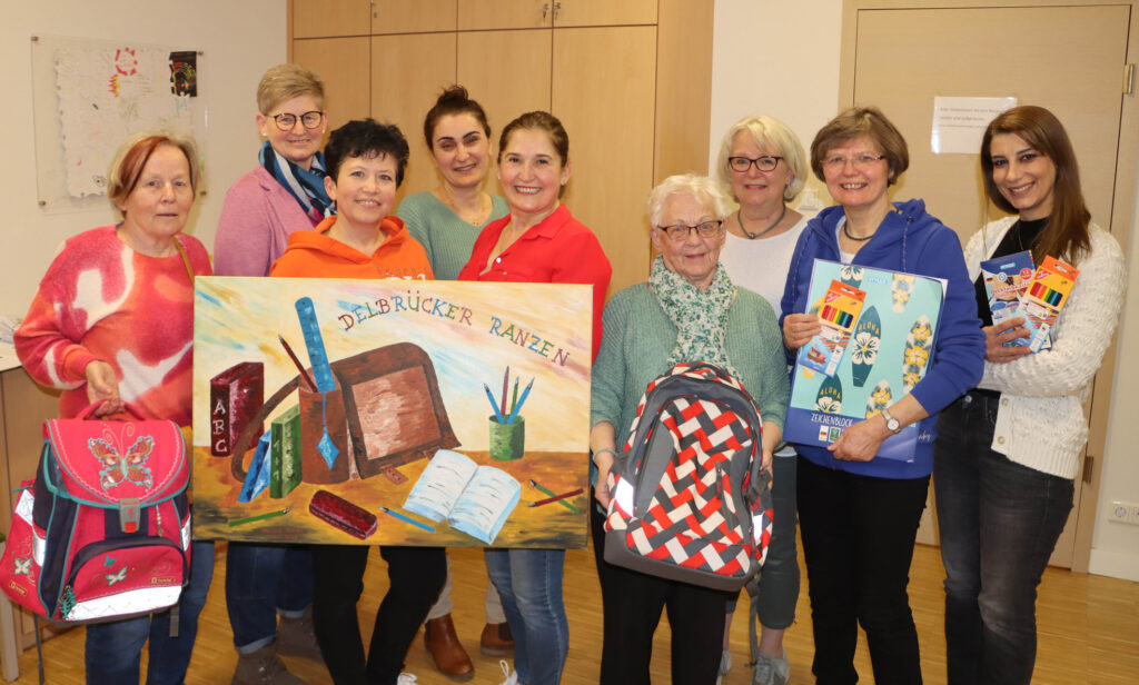 Im Jahr 2023 versorgte der Delbrücker Ranzen 245 Schüler mit Schulmaterialien und übertraf damit das schon hohe Ergebnis des Vorjahres. Aktuell bereiten (v. l.): Ulla Ramsel, die Caritas-Koordinatorin Ursula Bökmann, die zweite Vorsitzende Tanja Geiß, Randa Dag, Roze Özmen, Ursula Richter, Fachbereichsleiterin Brigitte Strunz, die erste Vorsitzende Anneliese Hippauf und Schriftführerin Rana Hanna die neuen Ausgabetermine für die Sommerferien vor.Foto: Axel Langer