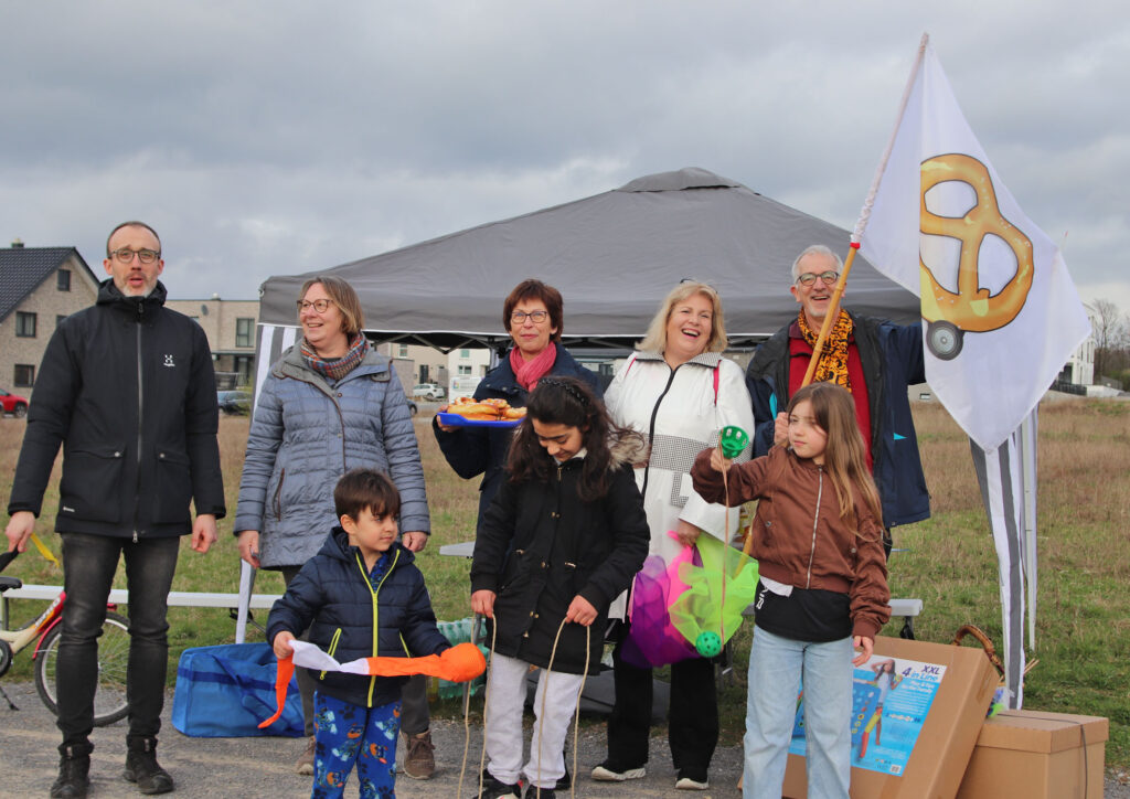 Freuen sich über den gelungenen Auftakt (v. l.) Sören Becker, Almut Keller-Dally (Förderverein Lukas-Gemeindebezirk), Monika Grobe, Sandra Gelbke-Dickel und Heiner Bredt mit den Kindern des Stadtteils.Foto: Brezelmobil