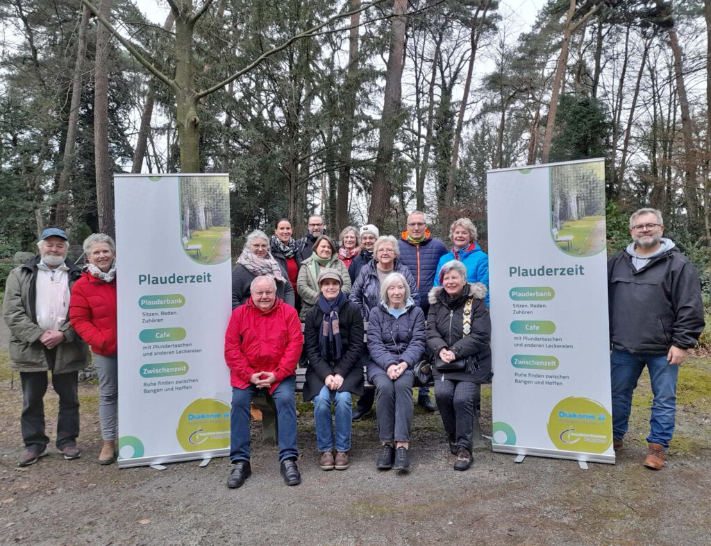 Die ehrenamtlichen Mitarbeiterinnen und Mitarbeiter und die Mitglieder der RAUS-Gruppe laden am 1. Mai zur „Plauderzeit“ auf dem Waldfriedhof Schloß Neuhaus ein.Foto: RAUS-Gruppe 