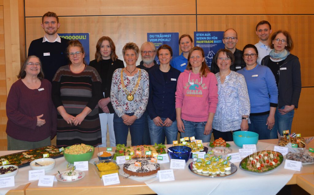 Freuten sich über einen regen Austausch beim Fairen Frühstück: (v. l.) Mechthild Goldstein, Weltladen La Bohnita, Benedict Dernbach, Paderborn Baskets, Heike Mahl, Venio Lu’s Bioküche & Allerley Filz, Lea Menke, SCP 07, die stellvertretende Bürgermeisterin Sabine Kramm, Lu Feller, Venio Lu’s Bioküche, Lara Schröder, Cum Ratione, Jenny Fromme und Christina Krengel, Verbraucherzentrale, Martina Gamm, Evangelischer Kirchenkreis Paderborn, Ulrich Pietsch, Steuerungsgruppe Fairtrade, Xavia Costa de Berger, Contigo, Marcel Sander, Bürgermeisterreferat sowie Petra Holtgreve vom Weltladen La Bohnita.Foto: Stadt Paderborn/Joanna Becker