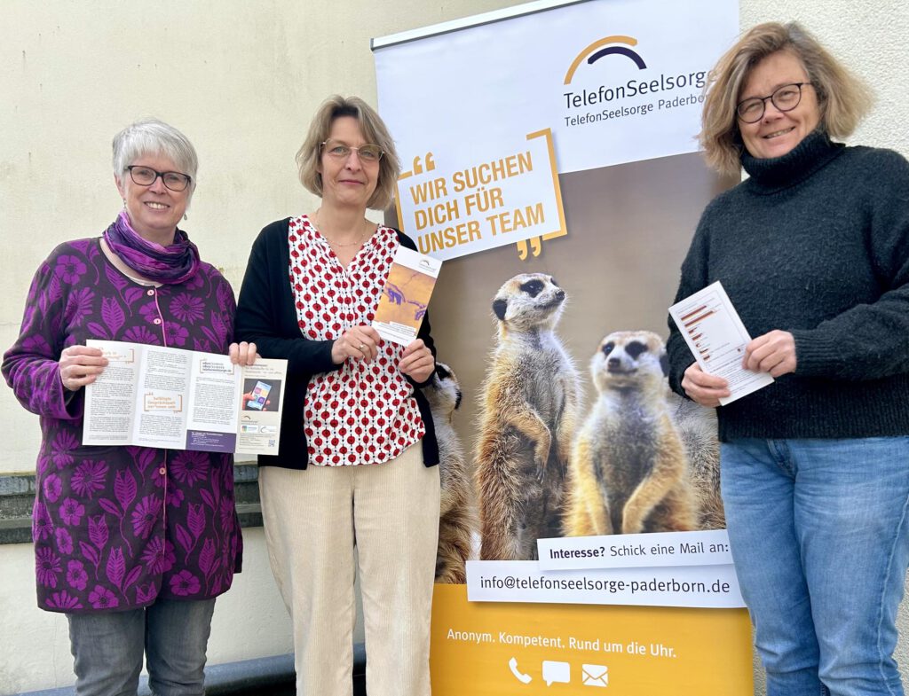 Stellen den Jahresbericht 2023 der TelefonSeelsorge Paderborn vor: (v. l.) Monika Krieg, Pfarrerin Dorothea Wahle-Beer (Leiterinnen der Telefonseelsorge) und Stephanie Rohde (Verwaltungskraft).Foto: Privat 