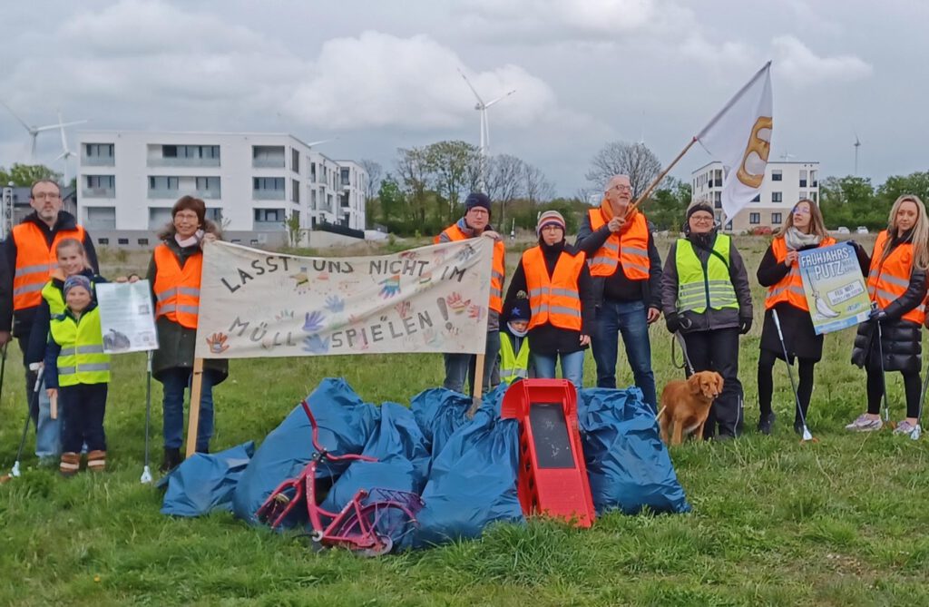 Geschafft: Zehn Säcke voll Müll sammelten Sören Becker, Monika Grobe, Heiner Bredt, Gisela Schlegel, Lara Stagge, Irina Hartmann-Talhoff und andere Mitwirkende von den Springbach Höfen im Rahmen der Aktion „Frühjahrsputz“.Foto: Brezelmobil 