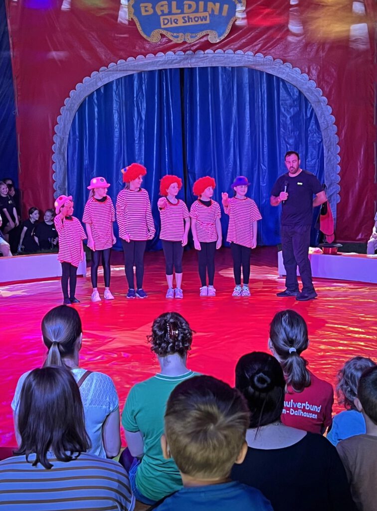 100 Mädchen und Jungen hatten beim Mitmachcircus eine Woche lang für die große Galaschau geprobt. Foto: Pfarrbezirk Beverungen