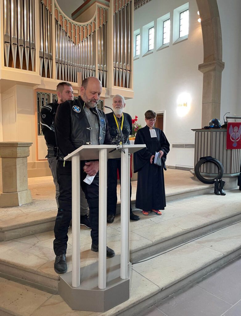 Die Bikerinnen und Biker feierten in der Evangelischen Kirche Bad Driburg den Motorrad-Gottesdienst mit (v. r.) Gemeindepädagogin Frederike Wieneke, Presbyter Klaus-Dieter Will und Stefan und Jakob vom Biker's Club Germany IG e.V.Foto: Marco Dockhorn