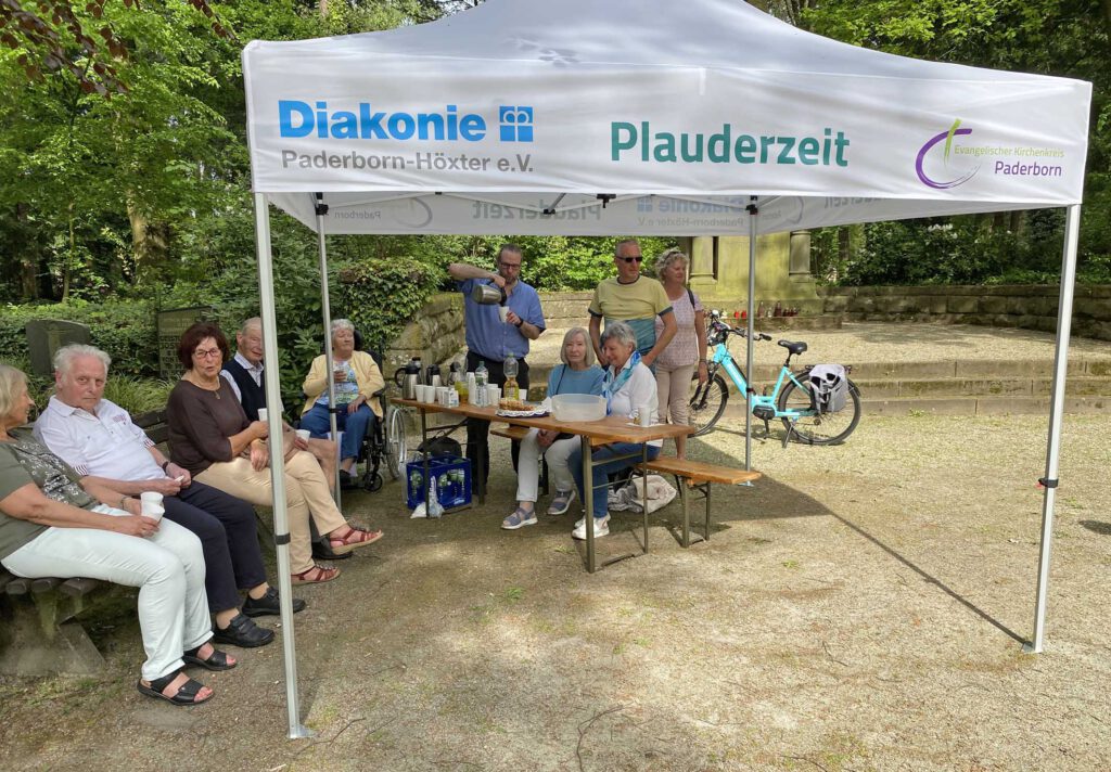 Gelungener Auftakt: Die „Plauderzeit“ auf dem Waldfriedhof Schloß Neuhaus lädt bis Oktober einmal im Monat zum Gespräch ein.Foto: RAUS-Gruppe