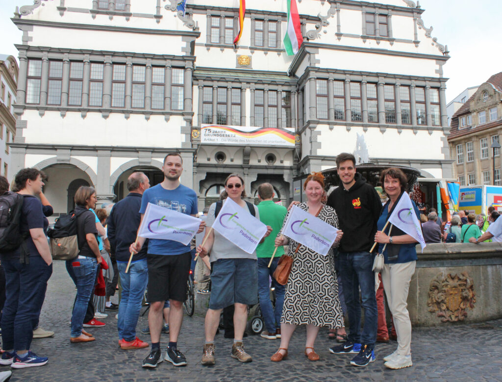 Beim Auftakt zur Menschenkette vor dem Rathaus: (v. l.) Simon Schmitt, Ehrenamtlicher Evangelische Studierendengemeinde (ESG) Paderborn, Ina Köplin, Leitung Evangelische Kindertageseinrichtung „Die Arche“ Elsen, Jennifer Geisler, Evangelischer Kirchenkreis Paderborn, Finn-Lennart Koglin, Ehrenamtlicher Evangelische Studierendengemeinde (ESG) Paderborn und Heidrun Greine, Studierendenpfarrerin Evangelische Studierendengemeinde (ESG) Paderborn.Foto: EKP/Oliver Claes