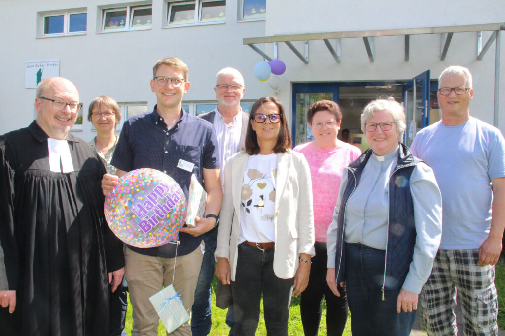 Pfarrer Holger Nolte-Guenther, (vorn v. l.), Einrichtungsleiter Jens Tegethoff, Verbund-Geschäftsführung Ulrike Freitag-Friedrich und die ehemalige Gemeindepfarrerin Annette Düpree sowie Vertreterinnen und Vertreter des Presbyteriums der evangelischen Kirchengemeinde freuen sich über das 60-jährige Bestehen der Brakeler Kita „Zum Guten Hirten“.Foto: Burkhard Battran