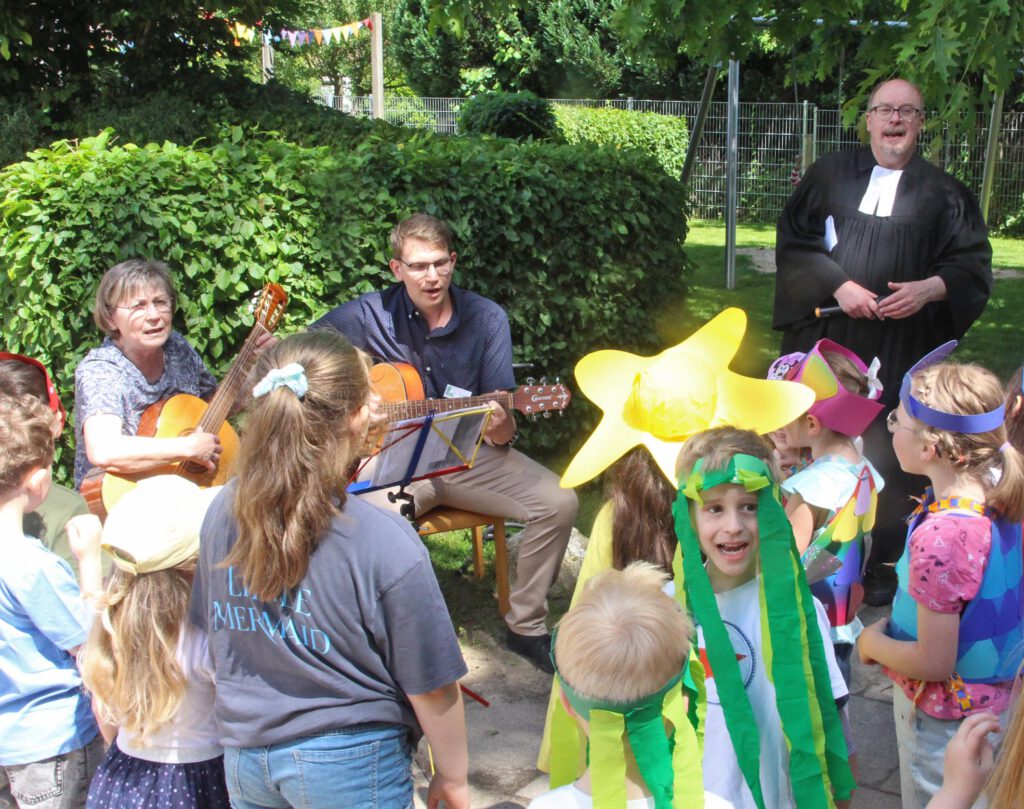 Die ehemalige Leiterin Lidia Harder, Einrichtungsleiter Jens Tegethoff und Pfarrer Holger Nolte-Guenther singen mit den Kindern.Foto: Burkhard Battran