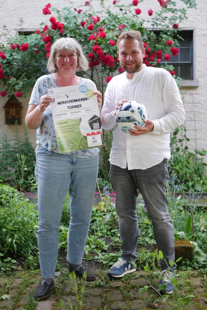 Birgit Lohr (kath.) und Pfarrer Tim Wendorff (ev.) freuen sich auf Spiel, Spaß und Fair Play.Foto: Privat