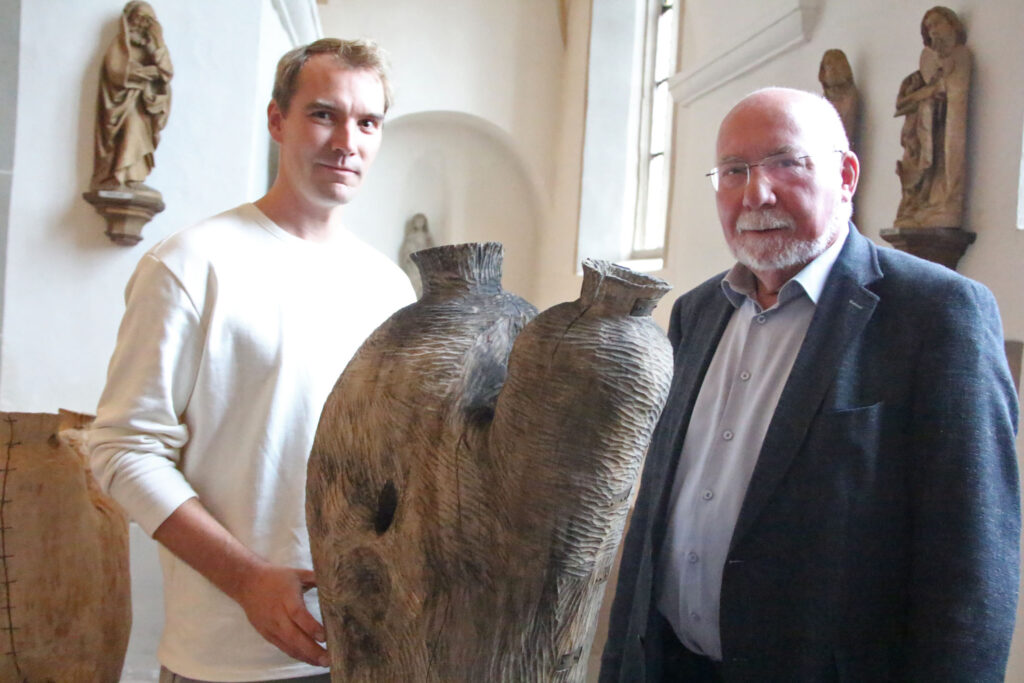 Künstler Cengiz Hartmann (l.) und Communicare-Initiator Pfarrer Karl-Heinz Bartsch eröffnen die Ausstellung.Foto: Burkhard Battran