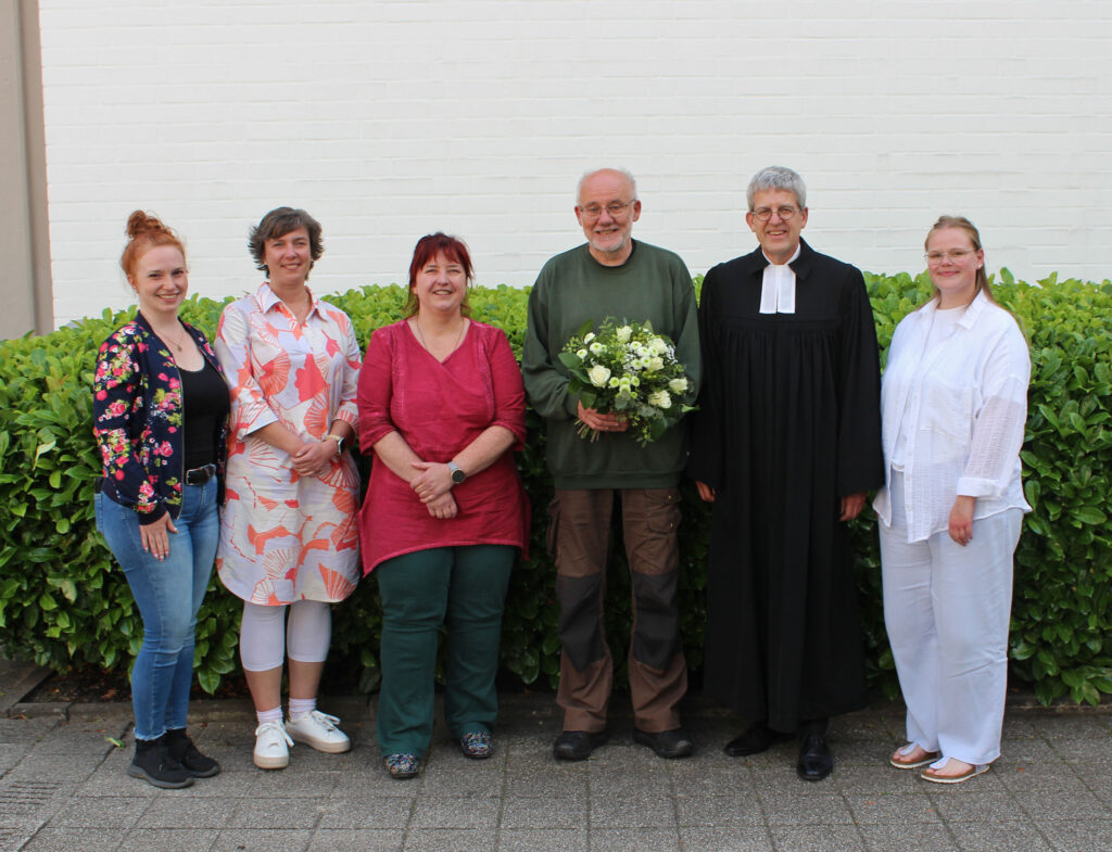 Wolfgang Dzieran (4. v. l.) ) wurde von Superintendent Volker Neuhoff (2. v. r.) aus dem KSV verabschiedet. Eingeführt wurden (v. l.) Lisa Timmerberg als stellv. Synodalälteste, Pfarrerin Patrizia Müller als stellv. Scriba, Sonja Heine als Synodalälteste und Debbie Heinemann als Vertreterin junger Menschen.Foto: EKP/Oliver Claes