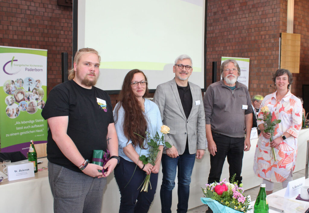 Als Landessynodale wurden gewählt (v. l.): Myron Heinemann (stellv. Abgeordneter), Angelina Aust (Abgeordnete), Dirk Appelt (Abgeordneter), Jürgen Engelmann (stellv. Abgeordneter) und Pfarrerin Patrizia Müller (Abgeordnete). Weitere stellv. Abgeordnete sind Pfarrerin Friedhilde Lichtenborg und Pfarrer Tim Wendorff sowie Carsten Hohenhaus und Frank Schubert (nicht auf dem Foto).Foto: EKP/Oliver Claes
