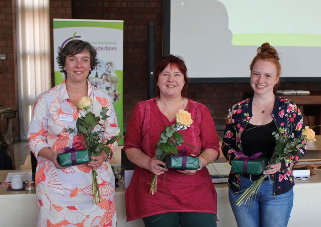 Nach ihrer Wahl in den KSV: Pfarrerin Patrizia Müller (Kirchengemeinde Altkreis Warburg), Sonja Heine (Kirchengemeinde Borchen) und Lisa Timmerberg (Kirchengemeinde Schloß Neuhaus).Foto: EKP/Oliver Claes