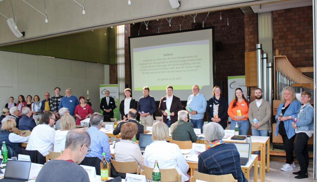 Die neuen Synodalen des Evangelischen Kirchenkreises Paderborn nach ihrem Gelöbnis. Superintendent Volker Neuhoff (Mitte) dankte ihnen dafür, dass sie Verantwortung im Kirchenkreis übernehmen.Foto: EKP/Oliver Claes