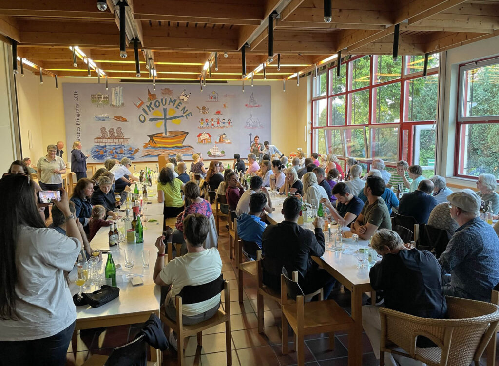Menschen aus vielen verschiedenen Ländern erlebten in Borchen einen bewegenden Abend mit dem Pianisten Aeham Ahmad.Foto: Evang.-Luth. Stephanus-Kirchengemeinde Borchen